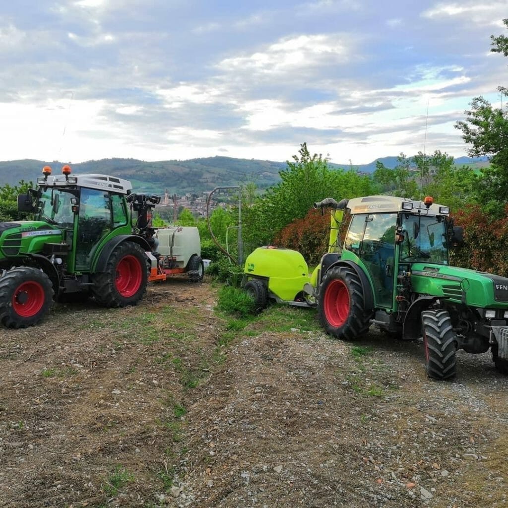 veduta di trevozzo con in primo piano i nostri trattori con atomizzatore per poter dare l'acqua alle nostre viti