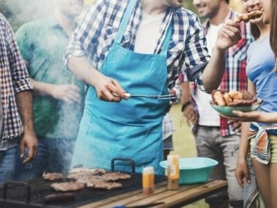 amici durate una grigliata